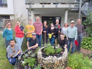 Eine Gruppe von Menschen im Garten Johann-Kraeft-Haus